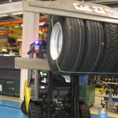 Garra Hidráulica NSJ para movimentação de pneus - Clamp projetada para movimentar diversos pneus simultaneamente, conforme a necessidade das fabricantes de pneus e montadoras